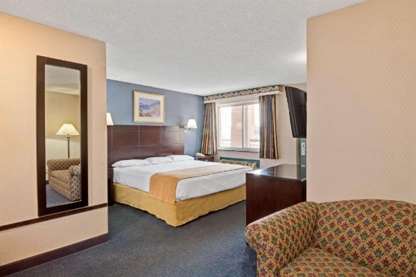 Super 8 by Wyndham Milford/New Haven image 13