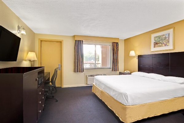 Super 8 by Wyndham Milford/New Haven Main image