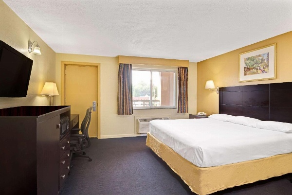 Super 8 by Wyndham Milford/New Haven Main image